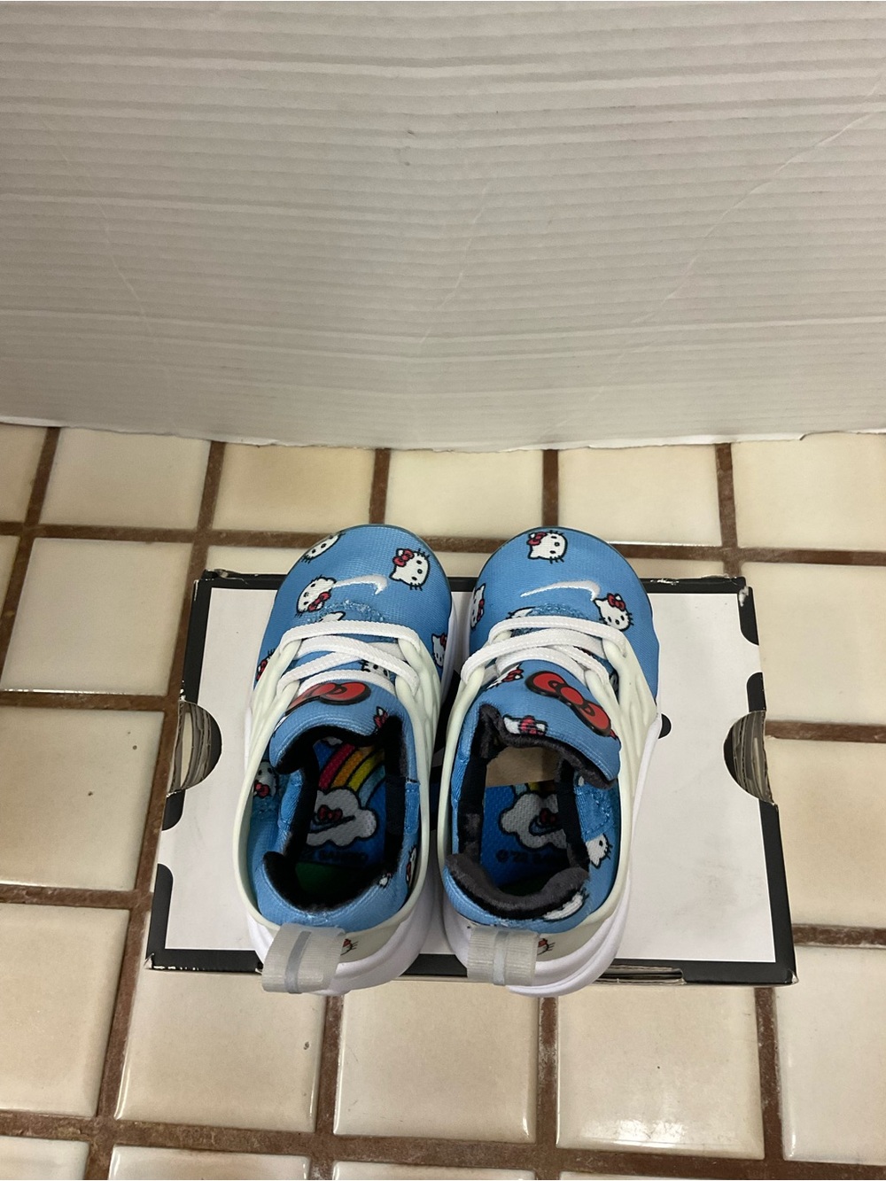 Nike Air Presto “Hello Kitty” Print Kids Sneakers - Picture 7 of 15